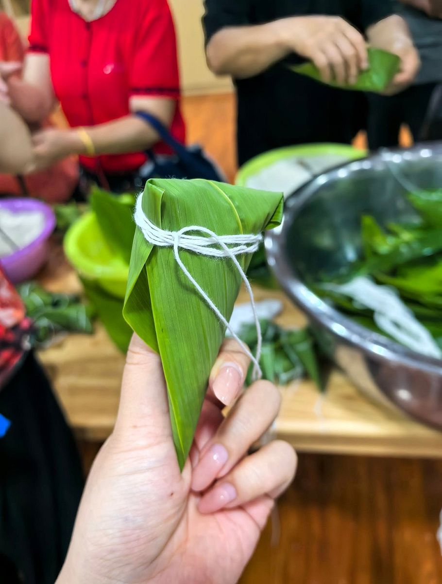 端午节的习俗是包粽子，今年用一张粽叶包了粽子
